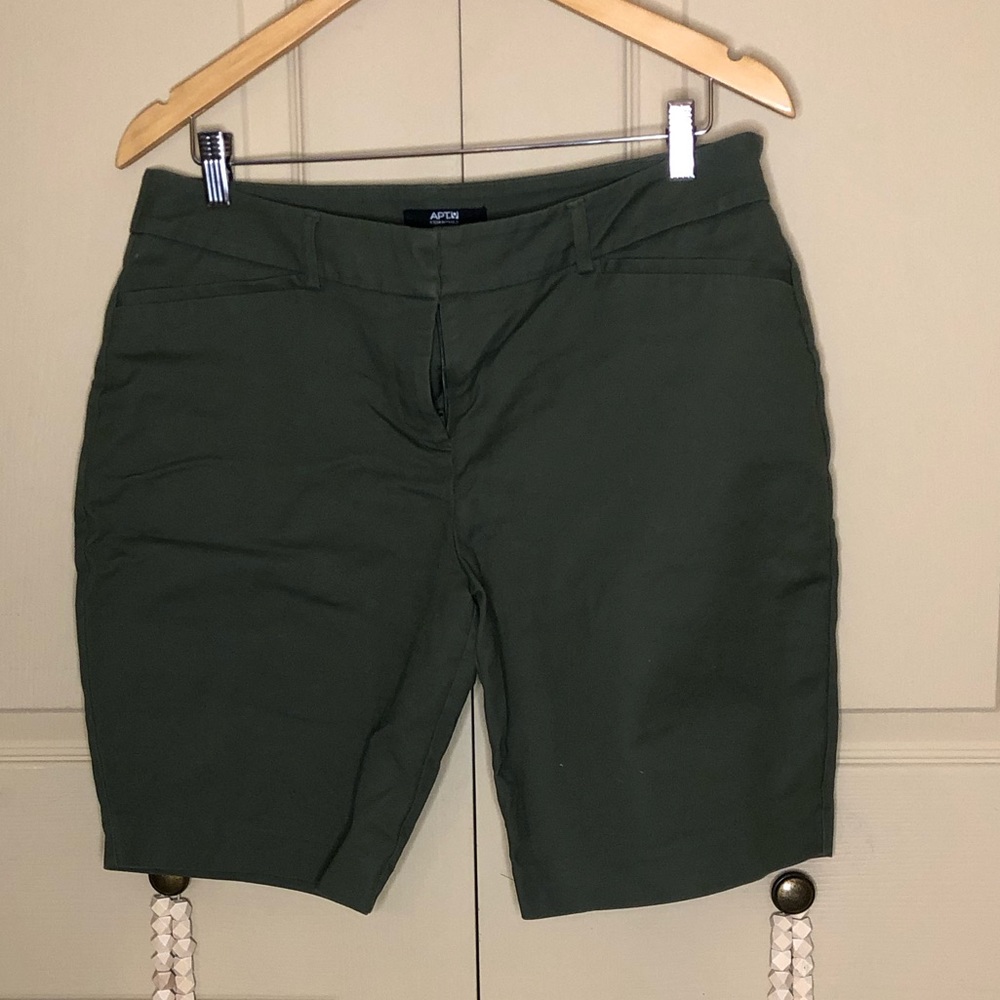 Women’s Bermuda olive green short size 12
